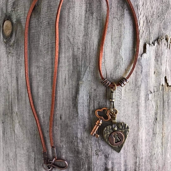 🗝HAND-CRAFTED NECKLACE - Picture 1 of 5